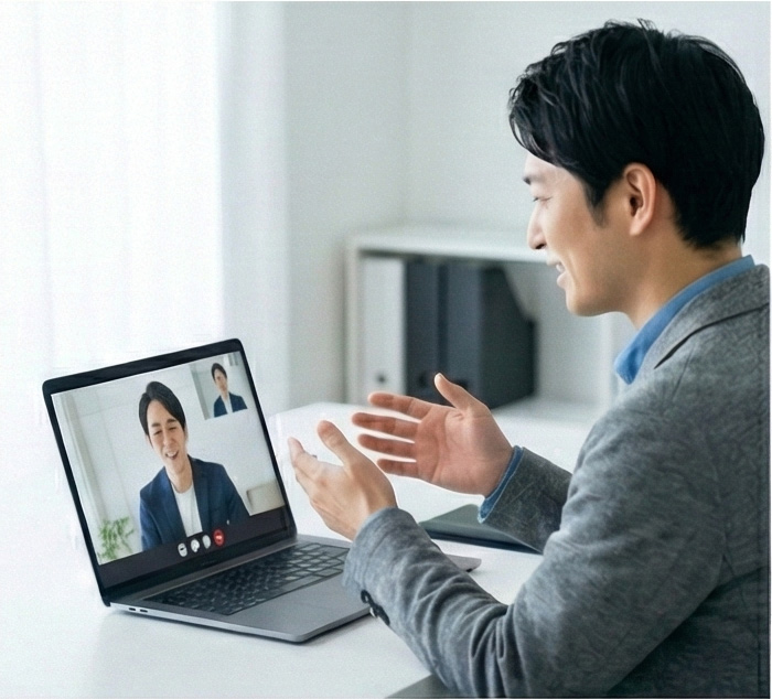 オンラインミーティングをする男性